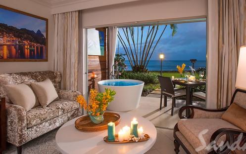 Emerald Beachfront Walkout Club Level Junior Suite with Patio Tranquility Soaking Tub - WEBT (3)
